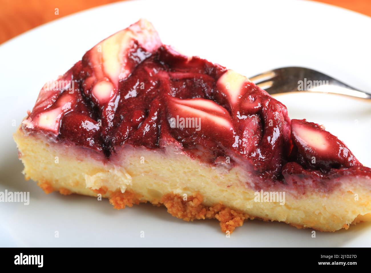 Una fetta di torta di formaggio alla fragola Foto Stock