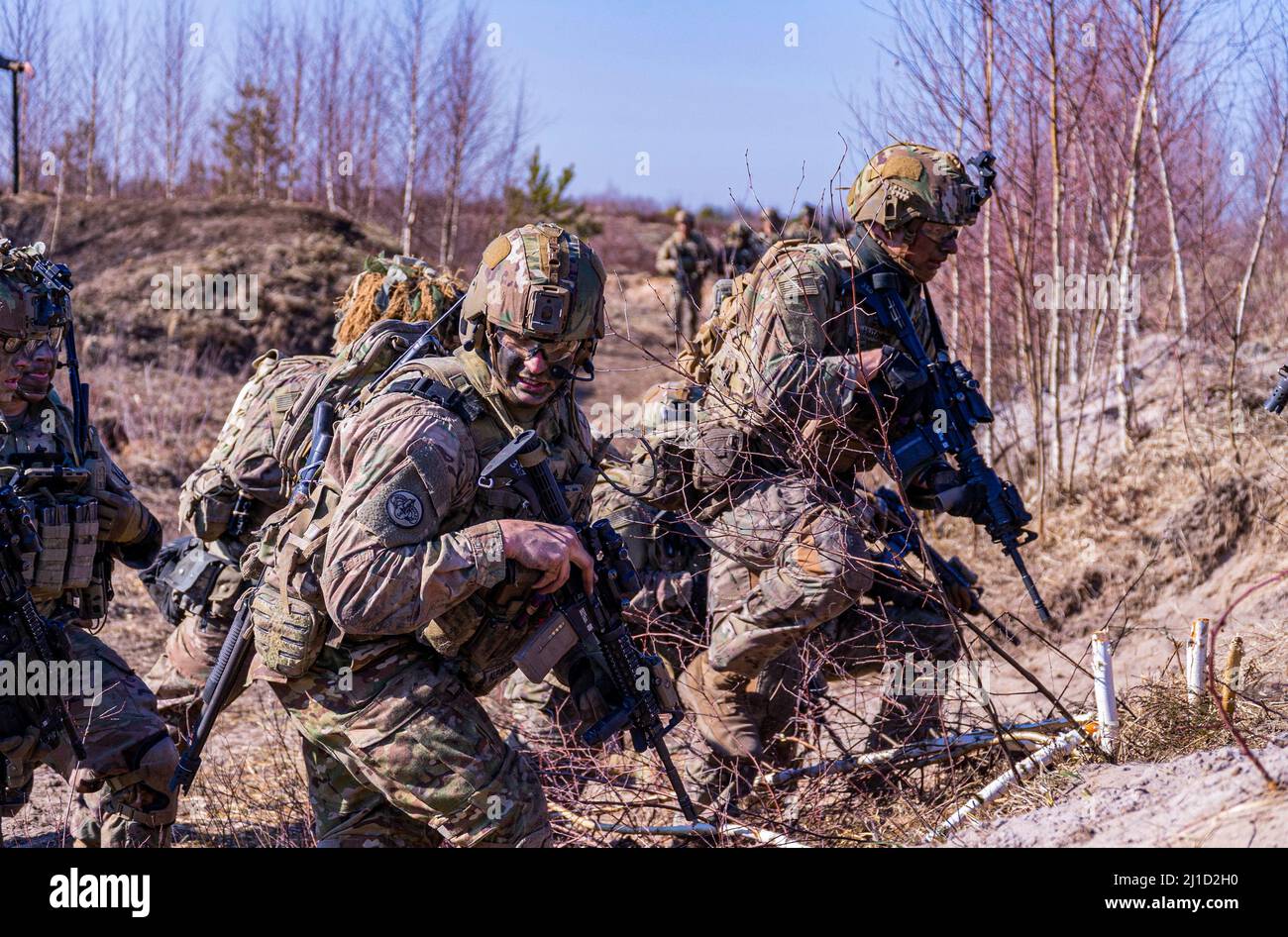 Paracadutisti dal 2nd Battaglione, 503rd Paracadute Fanteria Regiment, 173rd Brigata Airborne, condurre addestramento dal vivo-fuoco come parte di esercizio Sabre Sciopero a riga, Lettonia, 22 marzo 2022. Sabre Strike è progettato per migliorare l'interoperabilità con i nostri alleati della NATO e rafforzare le relazioni regionali che abbiamo sviluppato. Saber Strike consente agli alleati della NATO di connettersi personalmente, professionalmente, tecnicamente e tatticamente per creare effetti sinergici e una forza di combattimento multi-nazionale più competente. (STATI UNITI Esercito foto di SPC. Jonathan Thomas) Foto Stock