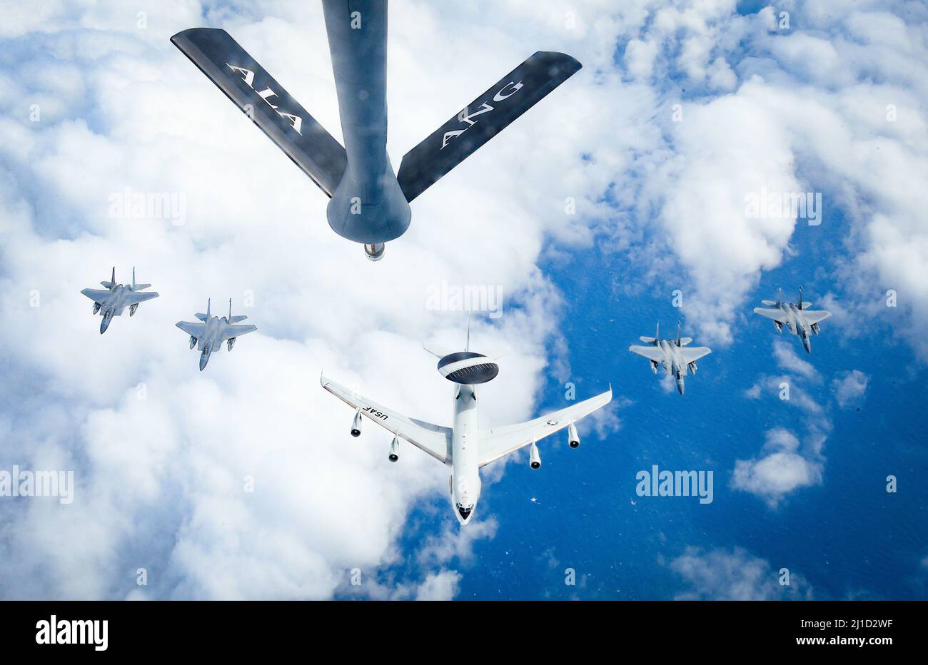 Una US Air Force e-3 Sentry, assegnata alla Tinker Air Force base, Oklahoma City, OK, conduce una formazione di F15 aquile, assegnato alla Langley Air Force base, Langley, VA, sulla costa del North Carolina durante una missione di rifornimento aereo, il 23 marzo 2022. (STATI UNITI Foto della Guardia Nazionale dell'aria dello staff Sergente Wesley Jones) Foto Stock