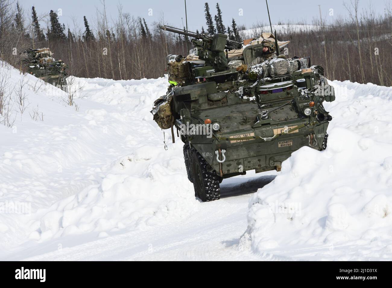 I veicoli Stryker del Battaglione 3rd, 21st Regiment della fanteria si muovono attraverso una serie di ostacoli di neve nella Donnelly Training Area durante il Joint Pacific Multinational Readiness Center 22-02, 22 marzo 2022. Questo esercizio è stato progettato per convalidare la squadra di combattimento di Stryker Brigade 1st dell'esercito degli Stati Uniti in Alaska, la formazione, la preparazione e le capacità di 25th Infantry Division per il freddo. (Foto esercito/John Pennell) Foto Stock