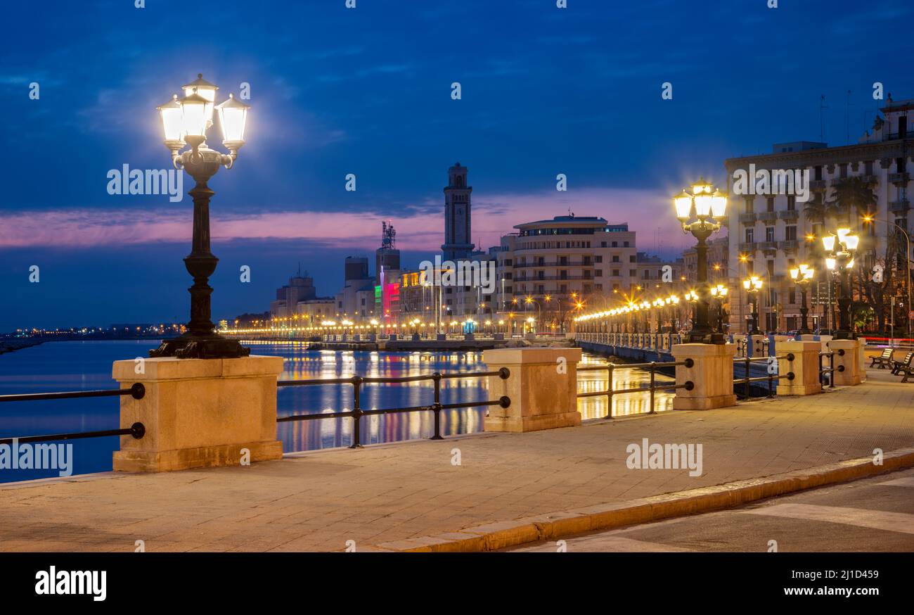 Bari - il lungomare al tramonto. Foto Stock