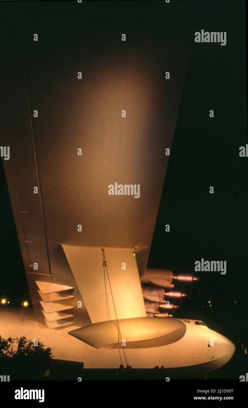 Nel 1983 fu costruita una cupola a Long Beach, CA al costo di 25million dollari per ospitare l'aereo Howard Hughes H-4 Hercules che era conosciuto come l'oca Spruce. Nel 1990s è stato trasferito in Oregon per far parte di un nuovo museo organizzato da Evergreen International Aviation. Foto Stock
