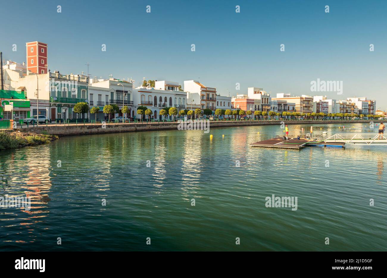 Ayamonte, Spagna - 29 luglio 2021: Case di architettura tradizionale della regione lungo la riva dell'estero de la Rivera in Ayamonte, Andalusia. Foto Stock