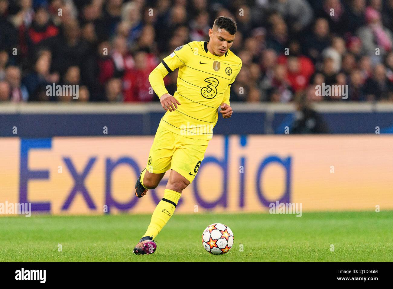 Lille, Francia - Marzo 16: Thiago Silva di Chelsea guarda passare la palla durante la UEFA Champions League Round di sedici tappa due partita tra Lille Foto Stock