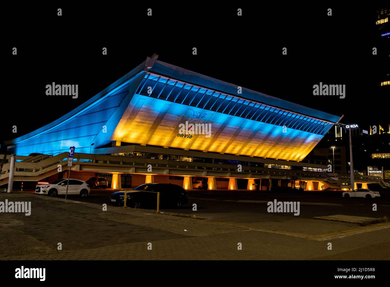 Gdansk, PL-14 Mar 2022: Olivia Hall tutto in luci colorate della bandiera Ucraina per mostrare il sostegno con l'Ucraina che viene attaccato dalla Russia. Display Gdansk Foto Stock