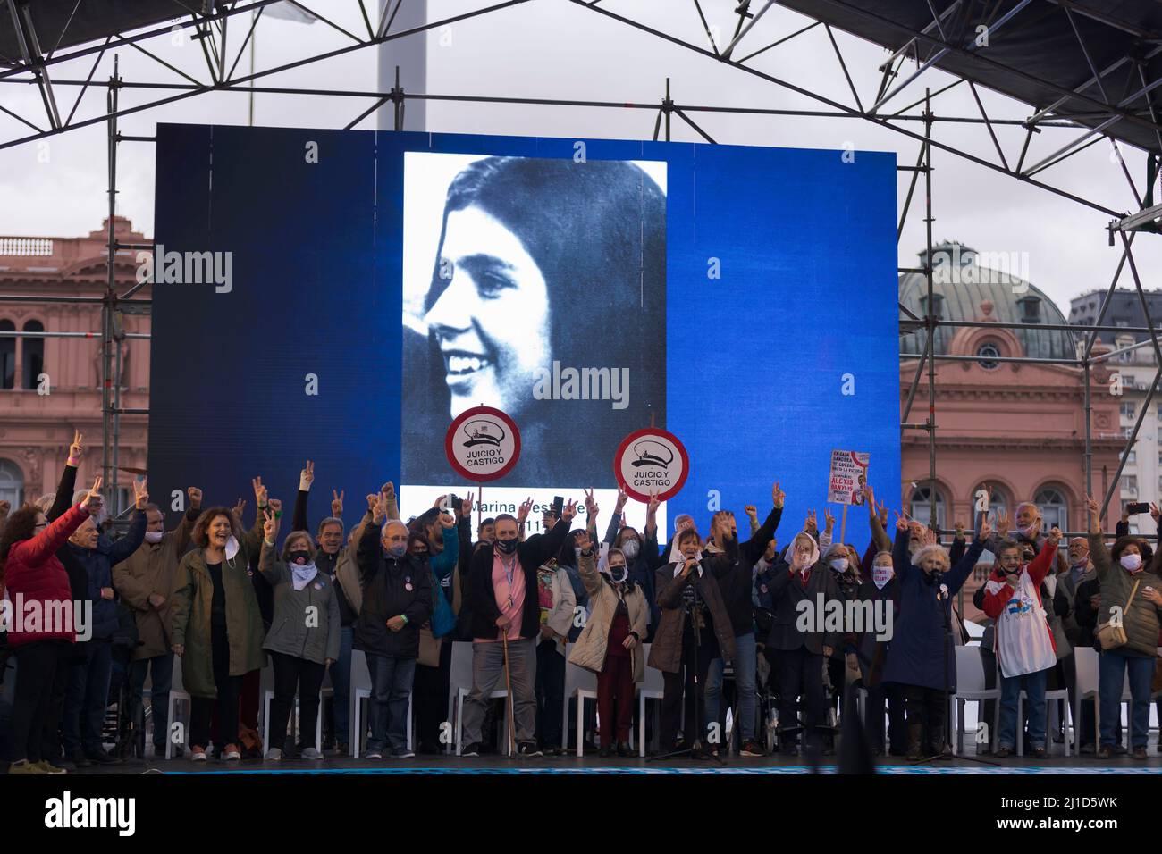 Argentina, Buenos Aires, 24th marzo 2022, evento a Plaza de Mayo per la Giornata della memoria per la verità e la giustizia. Questa giornata commemorerà le vittime dell'ultima dittatura militare, che usurpò il governo dello Stato nazionale argentino tra il 24 marzo 1976 e il 10th dicembre 1983. Esteban Osorio/Alamy Live News Foto Stock