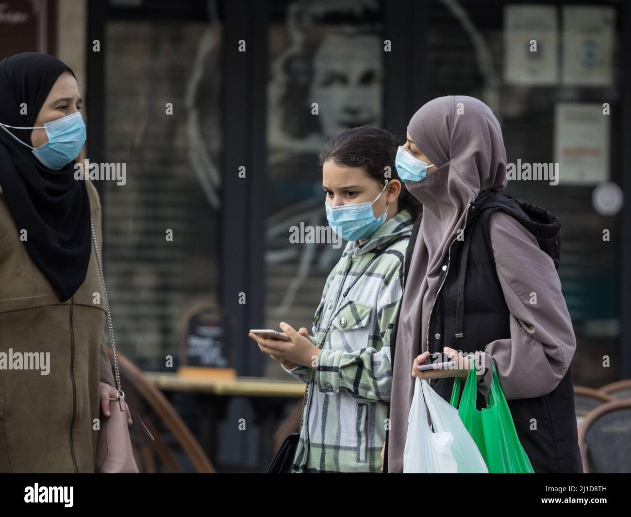 Foto di un gruppo di tre giovani donne, ragazze francesi, a bordeaux, che indossano un velo e una sciarpa musulmana e una maschera respiratoria per le strade di Bord Foto Stock