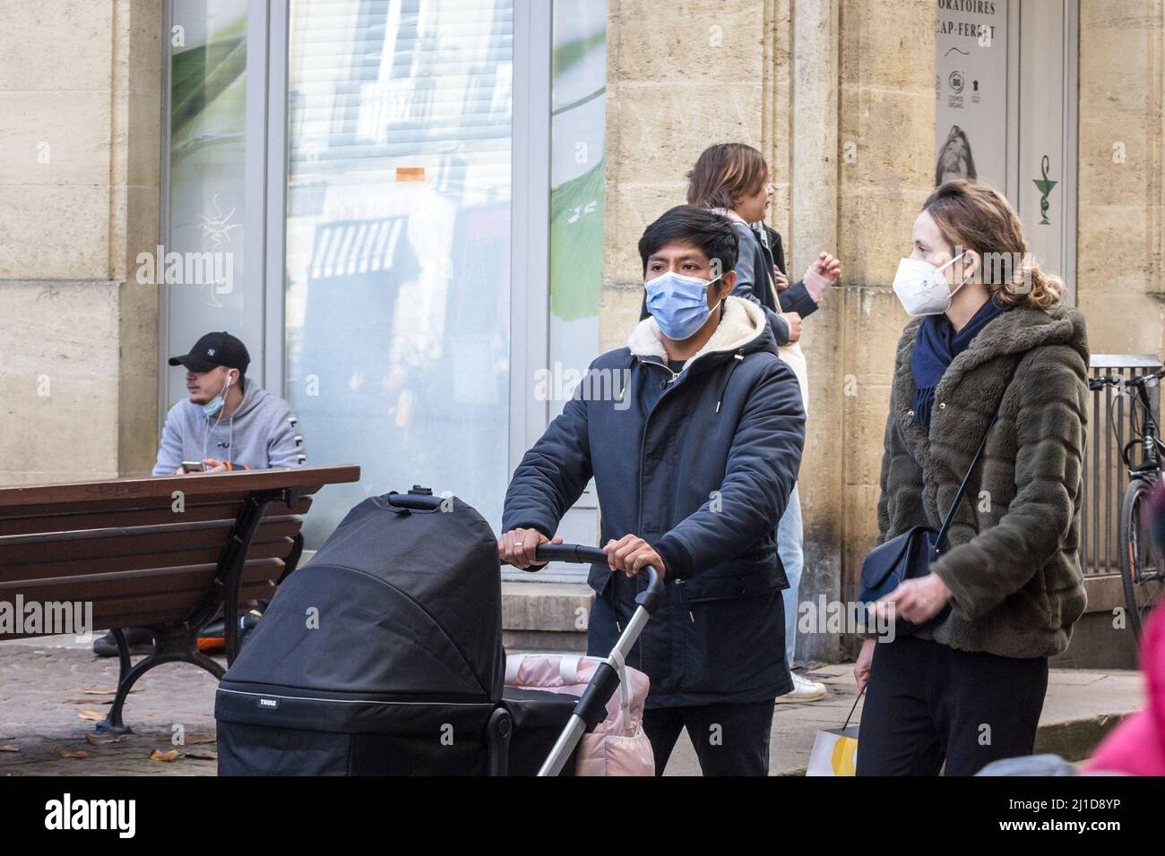 Foto di una famiglia europea che cammina per le strade di Arcachon, Francia, indossando una maschera protettiva per il viso, durante il coronavirus 2020 2021 2022 c Foto Stock