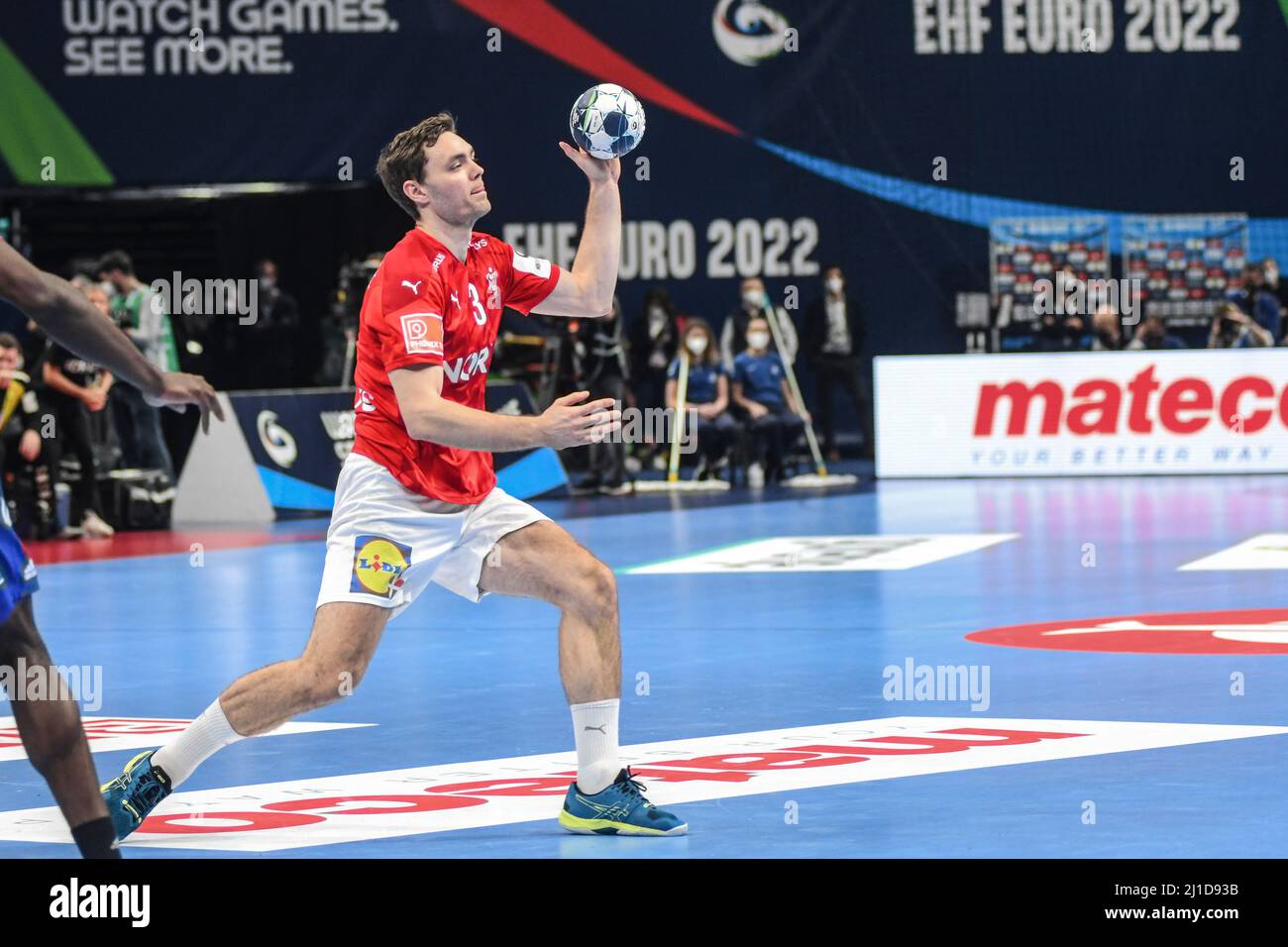 Niclas Kirkelokke (Danimarca) contro la Francia. EHF Euro 2022. Medaglia di bronzo. Foto Stock