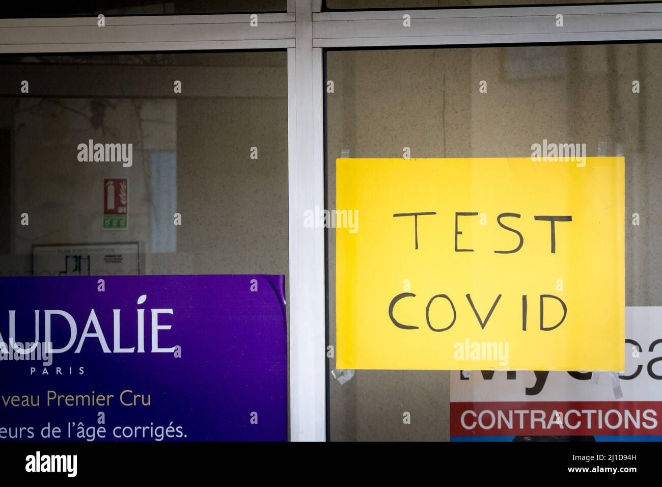 Immagine di un segno preso di fronte ad un covid 19 impianto di test con la traduzione di test Covid in francese, durante il coronavirus Covid 19 cisi Foto Stock