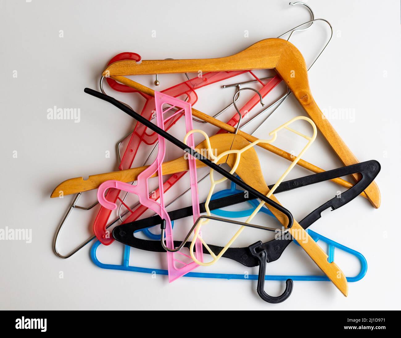 Un'ampia varietà di appendiabiti misti su sfondo bianco Foto Stock