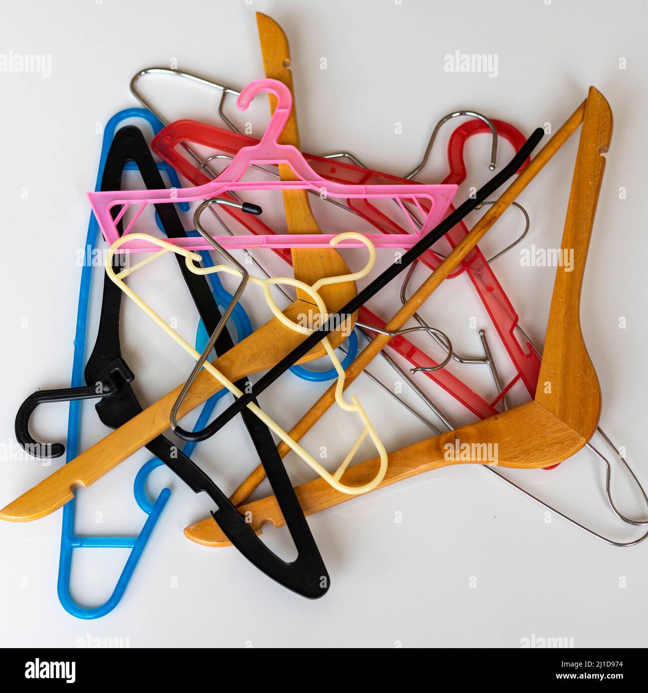 Appende di colore misto su sfondo bianco Foto Stock