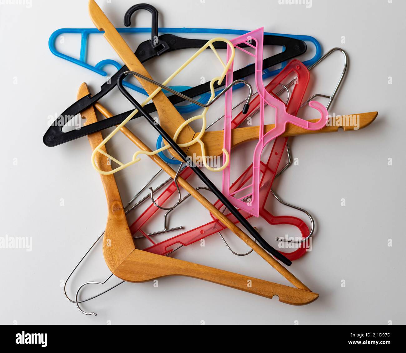 Appendiabiti in tessuto di dimensioni e forme miste su sfondo bianco Foto Stock