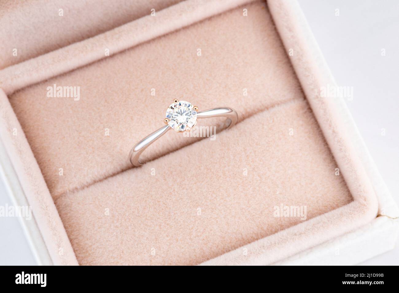 Foto di un uomo e di una donna con anello di nozze Foto Stock