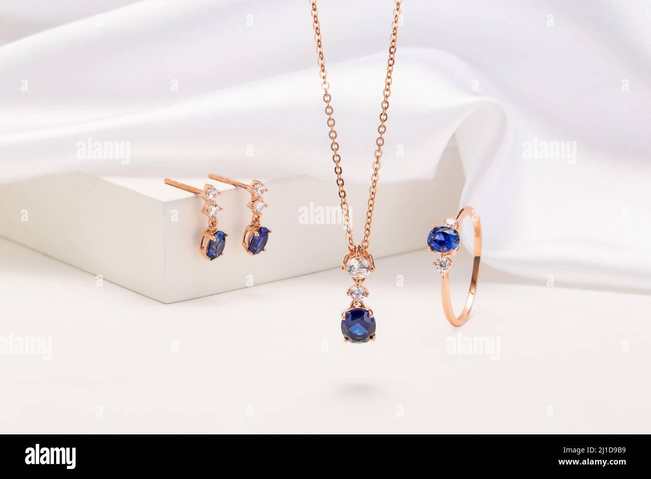 Una raffinata collezione di gioielli in perle e pietre preziose che fondono eleganza e fascino senza tempo, perfetti per ogni momento speciale. Foto Stock