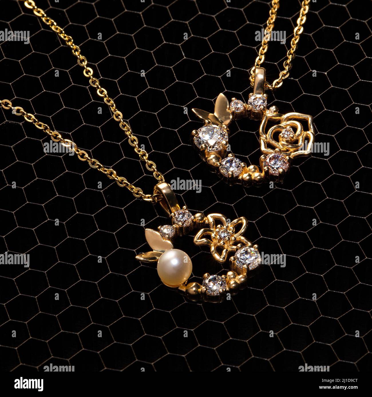 Eleganti collane in oro con motivi floreali e a farfalla, decorate con perle e cristalli scintillanti per un look romantico e da sogno. Foto Stock