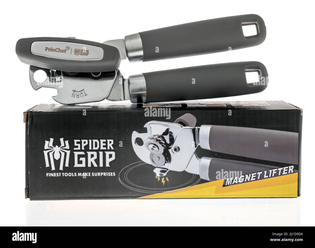 Winneconne, WI -20 marzo 2021: Un pacchetto di Princhef Spider Grip lattina e apribottiglie su uno sfondo isolato Foto Stock Winneconne, WI -20 marzo 2021: Un pacchetto di Princhef Spider Grip lattina e apribottiglie su uno sfondo isolato Foto Stock
