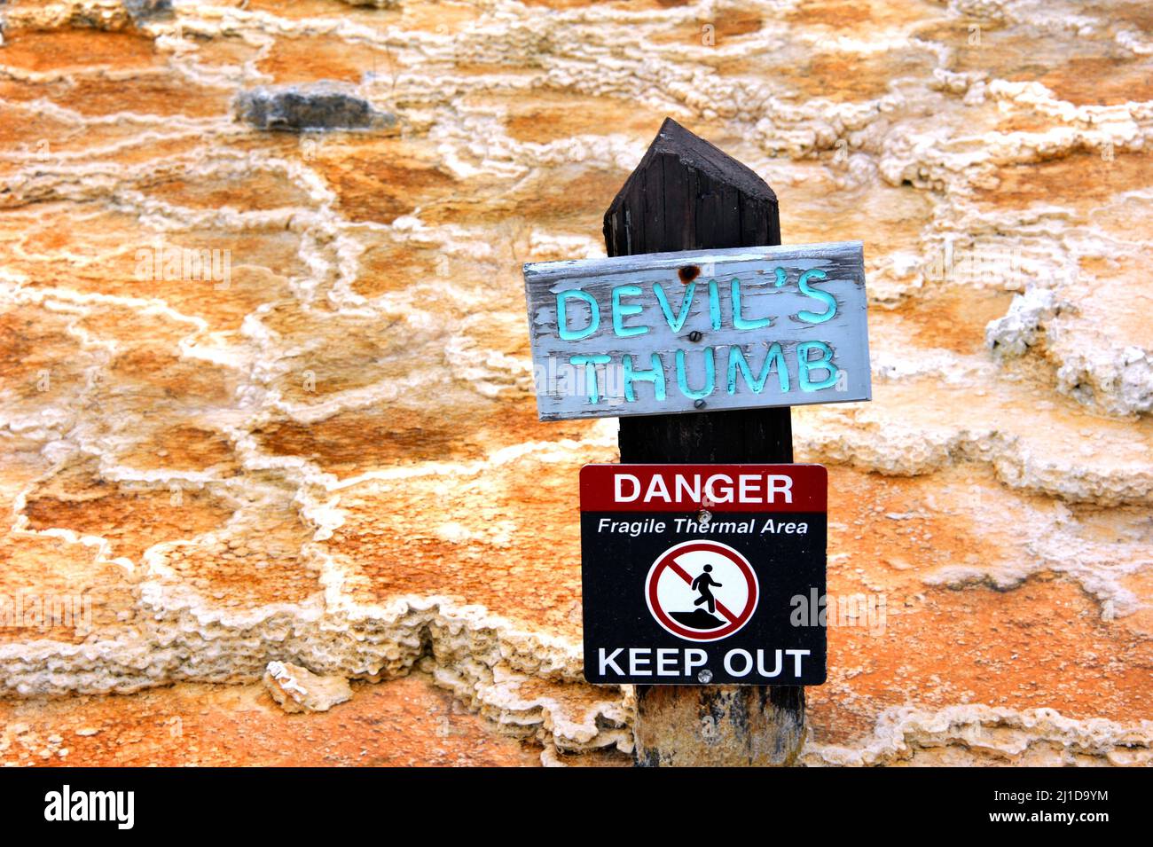 Il cartello identifica il Devil's Thumb e avverte i visitatori del Parco Nazionale di Yellowstone del pericolo dell'area termale. Il cartello è in legno con lettera di aqua Foto Stock