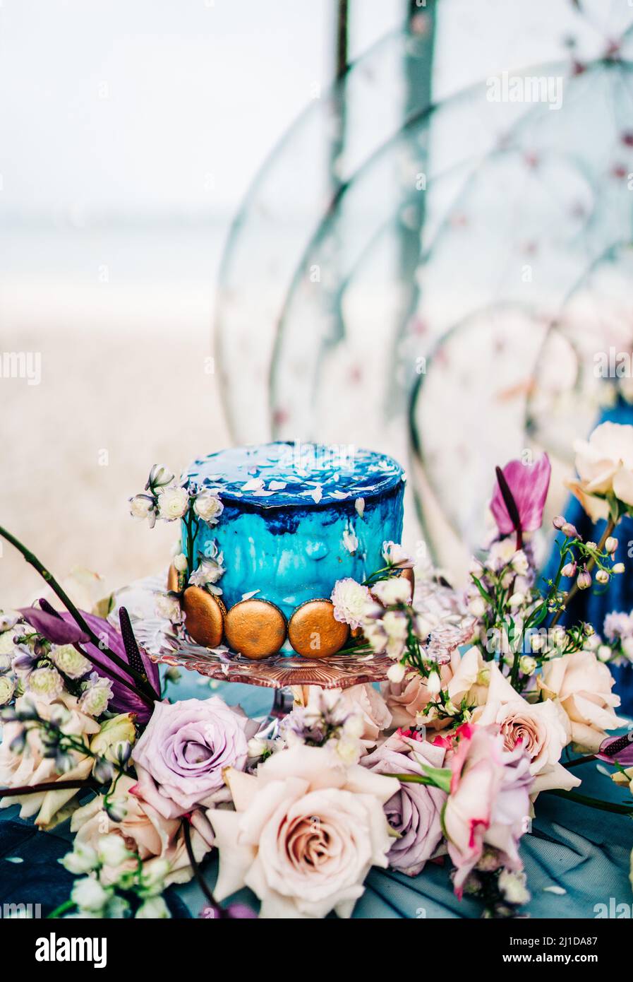 Bellissimo bouquet di fiori di rosa e crisantemi e confezione regalo rosa su sfondo bianco del tavolo. Regalo per festività, compleanno, matrimonio, festa della mamma, V Foto Stock