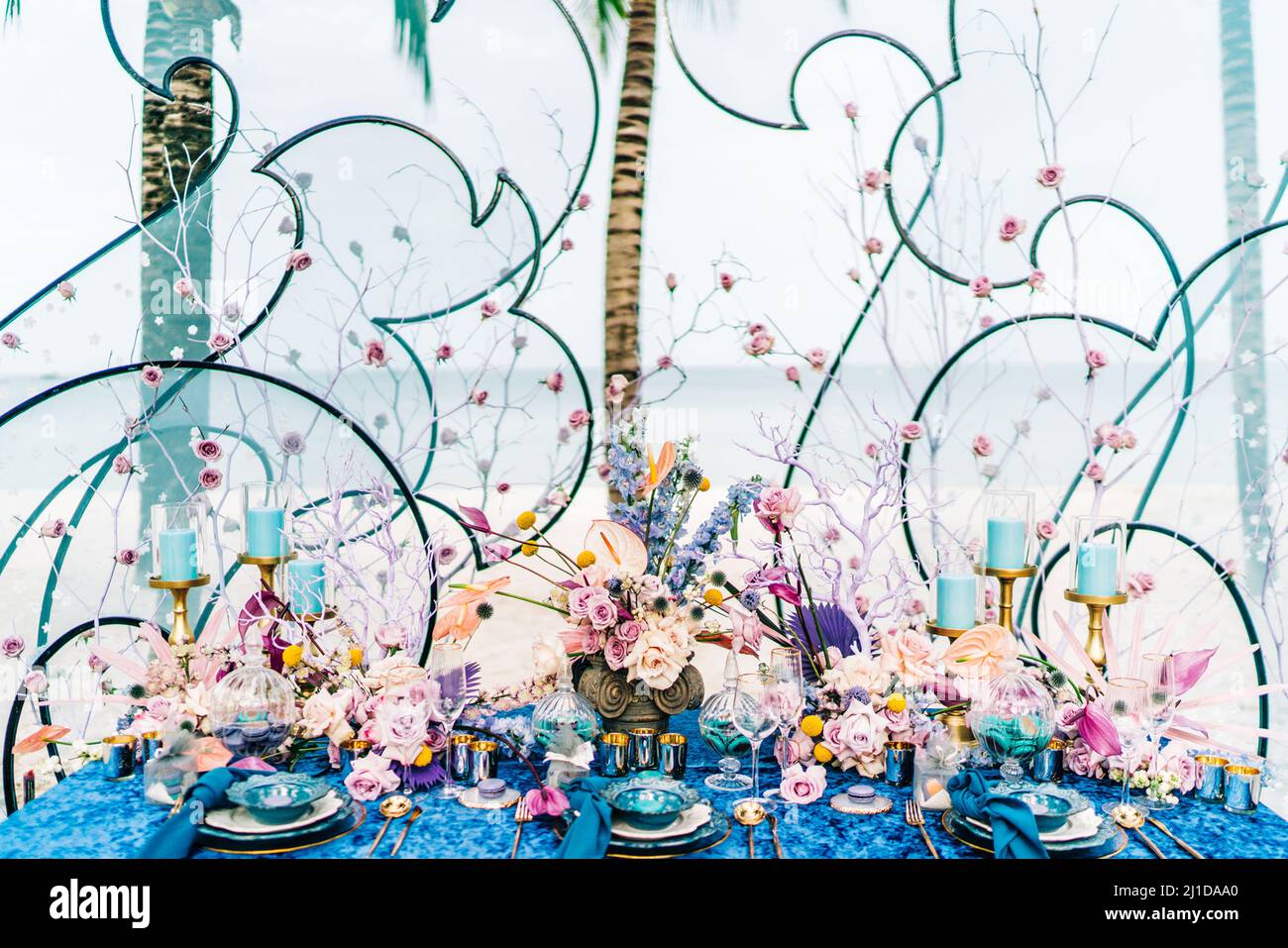 Bellissimo bouquet di fiori di rosa e crisantemi e confezione regalo rosa su sfondo bianco del tavolo. Regalo per festività, compleanno, matrimonio, festa della mamma, V Foto Stock