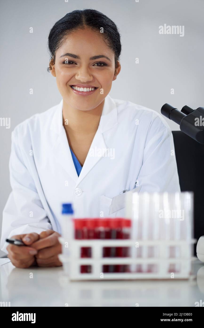 Im facendo passi positivi nel progresso medico. Ritratto corto di una giovane scienziata attraente che lavora nel suo laboratorio. Foto Stock