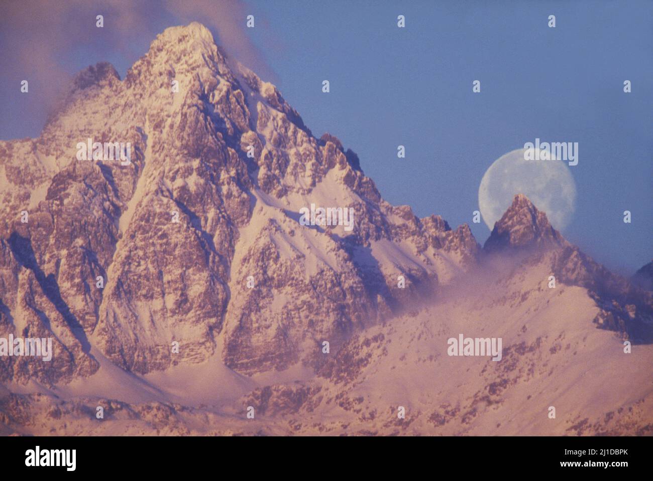 Monte viso visto dall'esterno di Saluzzo. Foto Stock