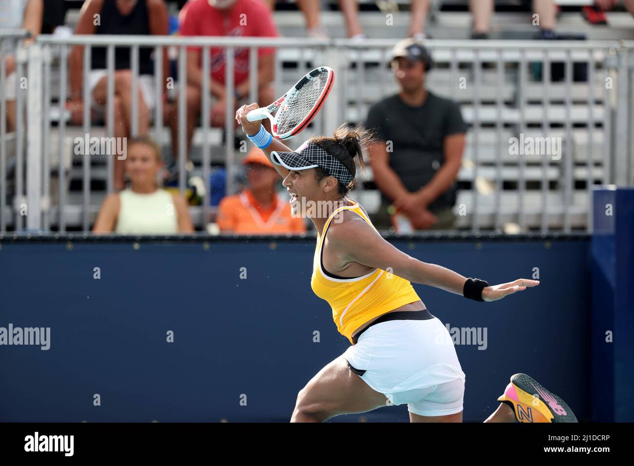 MIAMI GARDENS, FLORIDA - 24 MARZO: Heather Watson of Great Britain sconfigge Elina Svitolina of Ukraine durante il Miami Open all'Hard Rock Stadium il 24 marzo 2022 a Miami Gardens, Florida. People: Heather Watson Credit: Storms Media Group/Alamy Live News Foto Stock