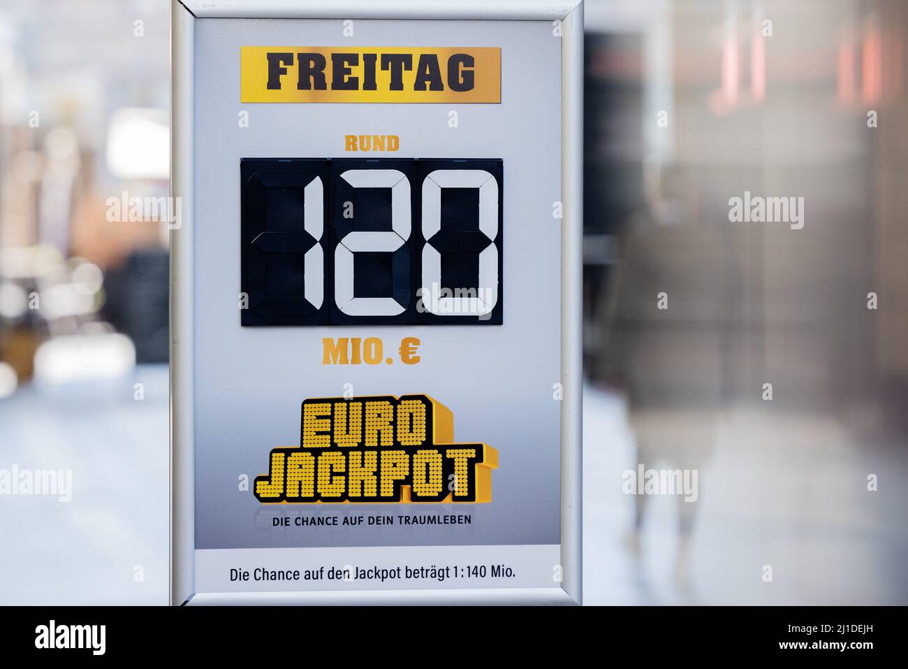 Colonia, Germania. 24th Mar 2022. ILLUSTRAZIONE - '120 milioni di euro nel  jackpot euro' è scritto su un bordo di fronte ad un rivenditore di  lotteria. (Posto scena - il numero 120