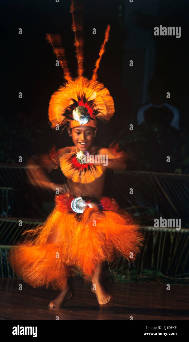 Ragazzo polinesiano che esegue hula (hura) danza a Cook Islands te Mire Ura, finalista del concorso Nazionale ballerina dell'anno su Rarotonga. Foto Stock