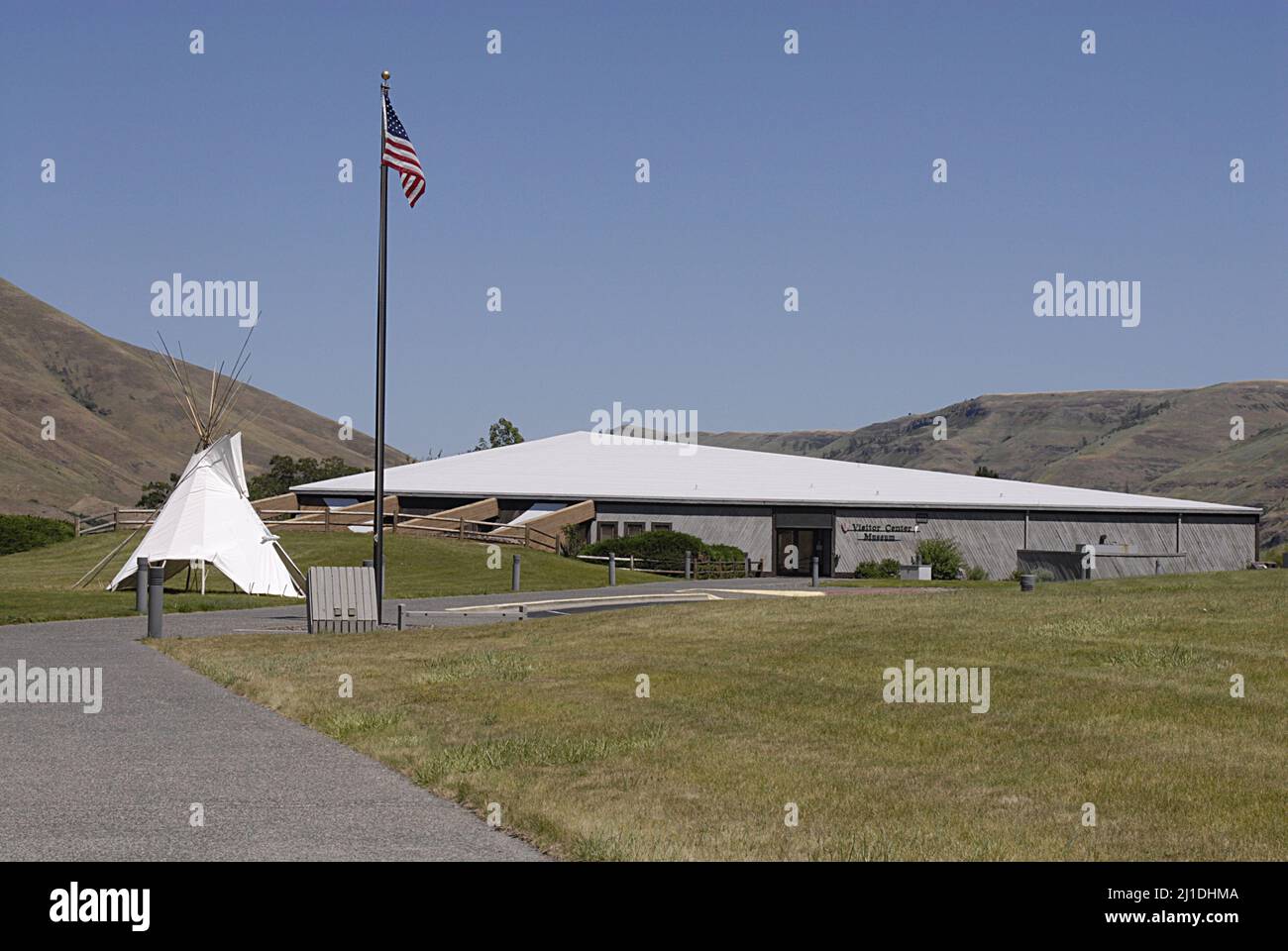 SPALDING / IDAHO STATE/ USA . Bandiera degli Stati Uniti e Tepe Indiano al Nez Perce Musuem, il sito di Spalding, situato lungo l'autostrada US 95 fino alla sede del Nez Perce National Historical Park, Un moderno centro visitatori offre una bella collezione di film museo sulla storia del popolo Nez Perce e un piccolo negozio di articoli da regalo. Il sito di 99 ettari contiene cimiteri storici e l'edificio, cartelli interpretativi e grande area picnic, l'attuale communit e parco di spalding ufficiale chiamato nel 1897 è stato Originariamente chiamato Lapwai e servito come homesite tradizionale per oltre 11.000 anni al thlep-thlep weyma band Foto Stock