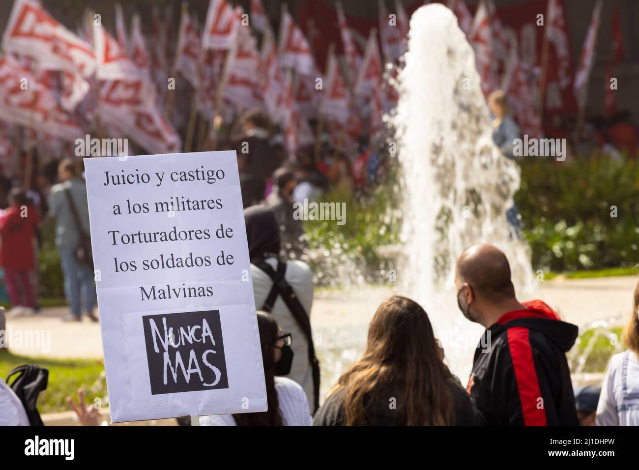 Ciudad de Buenos Aires, Argentina. 24th Mar 2022. Manifestanti in Plaza de Mayo che partecipano alla Giornata della memoria per la verità e la giustizia. (Foto di Esteban Osorio/Pacific Press) Credit: Pacific Press Media Production Corp./Alamy Live News Foto Stock