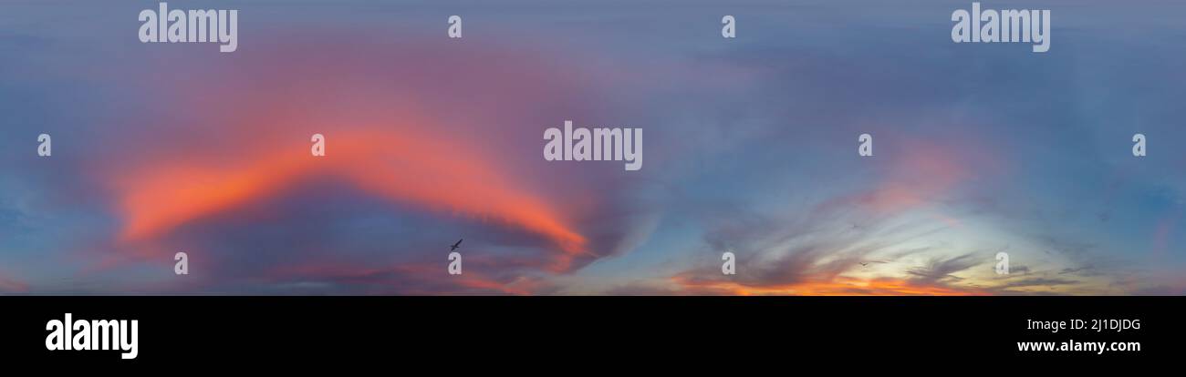 Panorama di un cielo blu scuro al tramonto con le nuvole rosa di Cumulus. Panorama hdr 360 senza giunture in formato equangolare sferico. Zenith completa per 3D Foto Stock