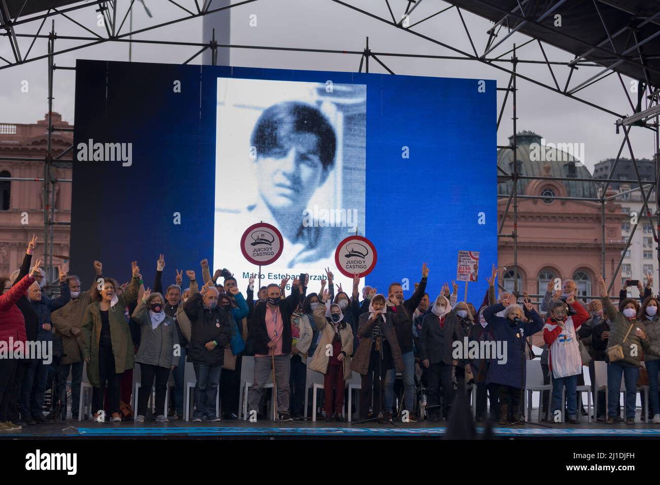 Ciudad de Buenos Aires, Argentina. 24th Mar 2022. I rappresentanti dei diversi gruppi presenti salutano il pubblico radunato nella piazza al termine dell'atto della Giornata della memoria per la verità e la giustizia in Plaza de Mayo. (Credit Image: © Esteban Osorio/Pacific Press via ZUMA Press Wire) Foto Stock