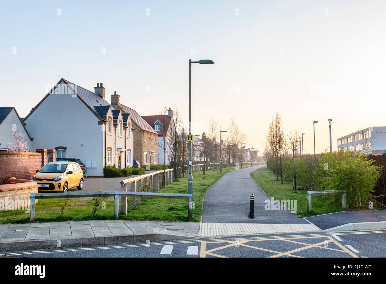 Alloggio moderno appena fuori Whitelands Way all'alba. Bicester, Oxfordshire, Inghilterra Foto Stock