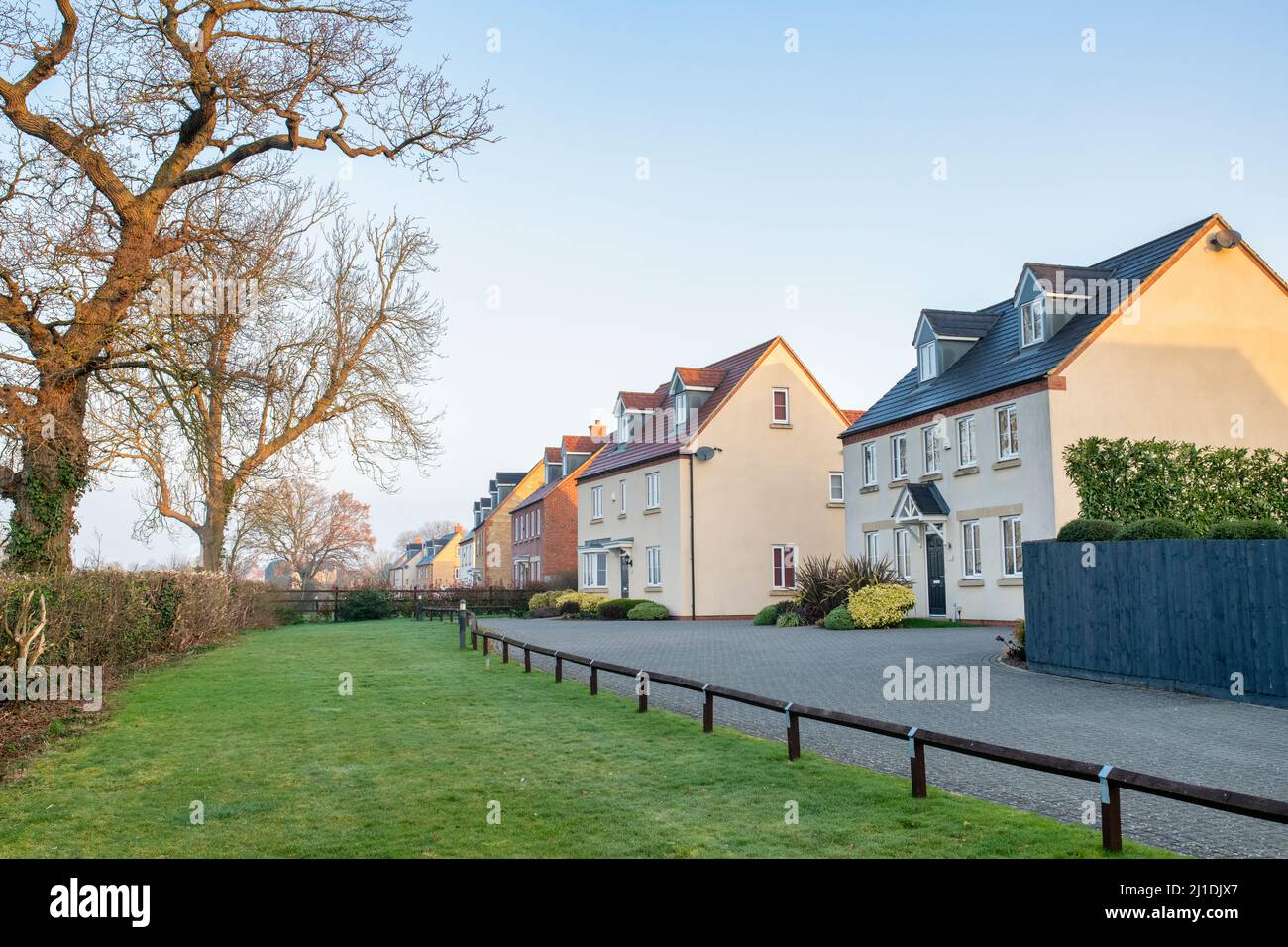 Alloggio moderno lungo Ripon vicino all'alba. Bicester, Oxfordshire, Inghilterra Foto Stock