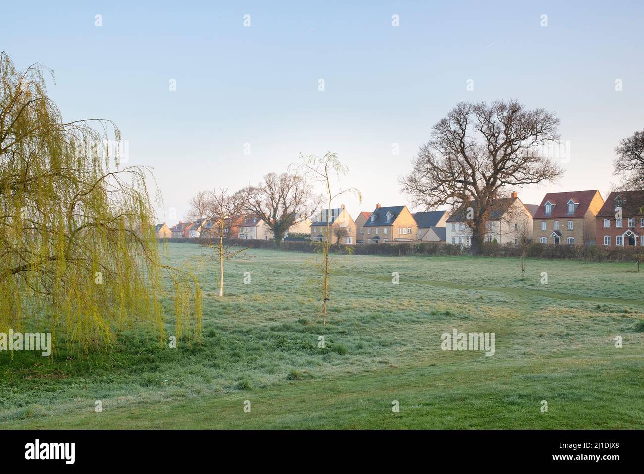 Alloggio moderno lungo Ripon vicino all'alba. Bicester, Oxfordshire, Inghilterra Foto Stock