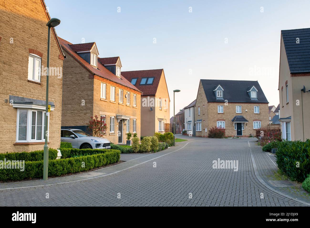 Alloggio moderno lungo Ripon vicino all'alba. Bicester, Oxfordshire, Inghilterra Foto Stock