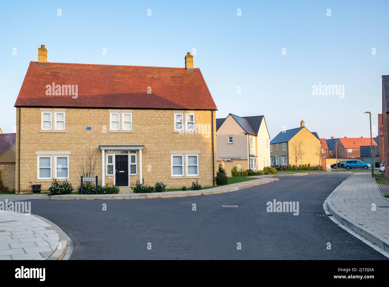 Alloggio moderno lungo Sandown Road all'alba. Bicester, Oxfordshire, Inghilterra Foto Stock