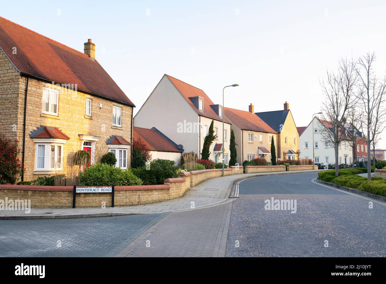 Alloggio moderno lungo Whitelands Way all'alba. Bicester, Oxfordshire, Inghilterra Foto Stock