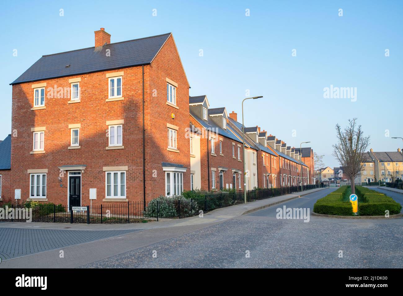 Alloggio moderno lungo Whitelands Way all'alba. Bicester, Oxfordshire, Inghilterra Foto Stock
