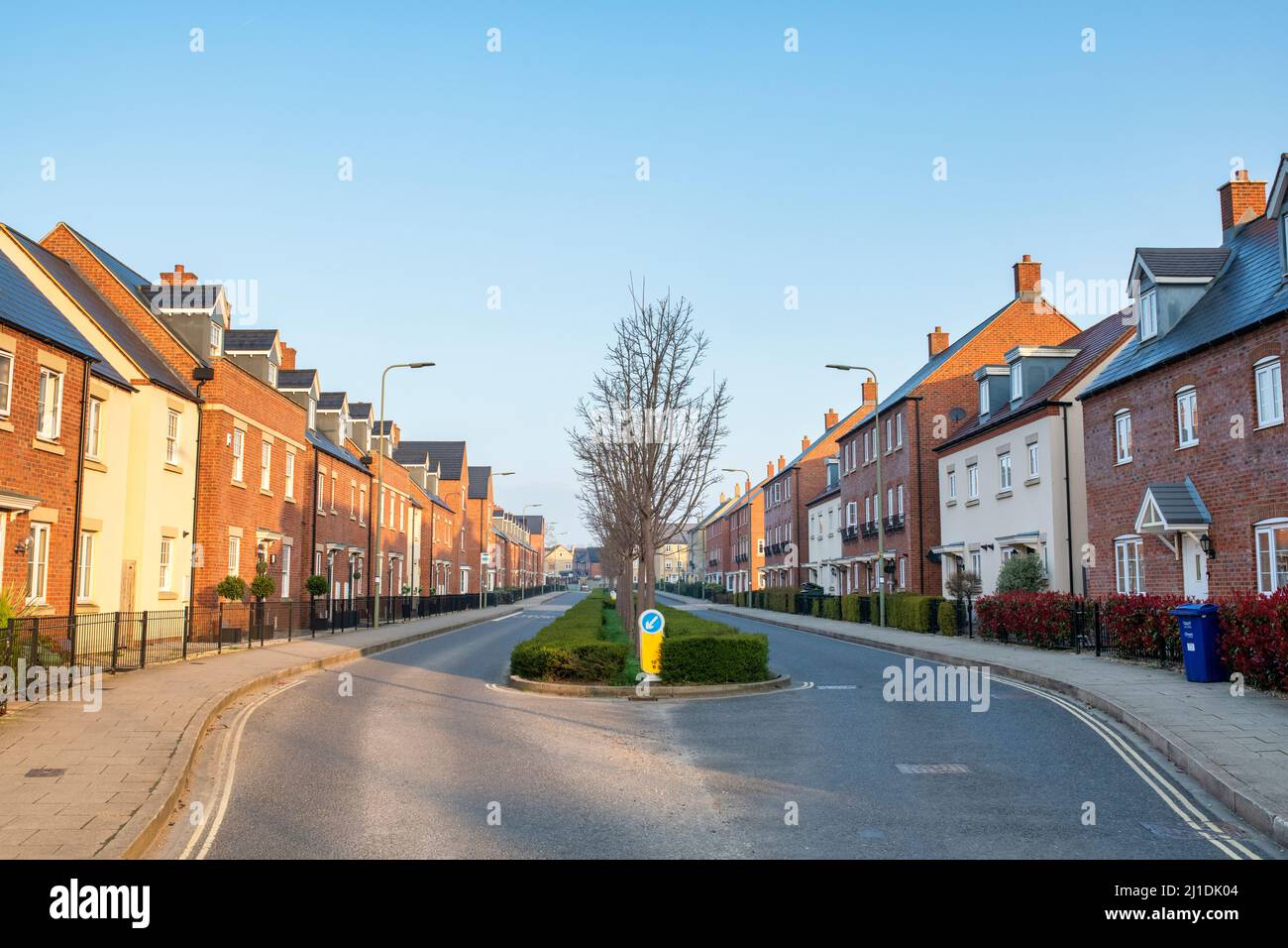 Alloggio moderno lungo Whitelands Way all'alba. Bicester, Oxfordshire, Inghilterra Foto Stock