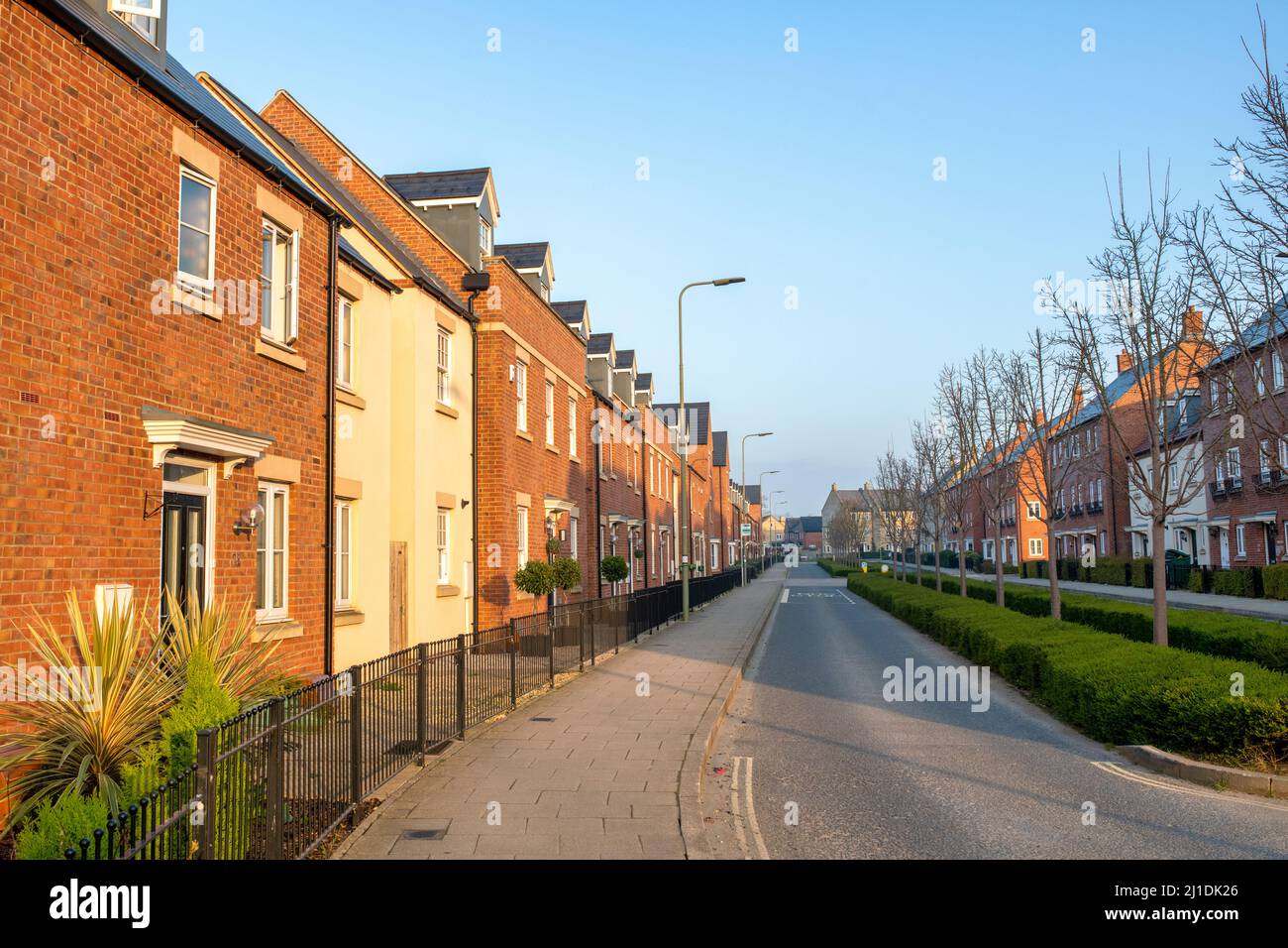 Alloggio moderno lungo Whitelands Way all'alba. Bicester, Oxfordshire, Inghilterra Foto Stock