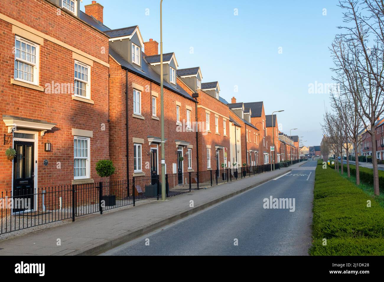 Alloggio moderno lungo Whitelands Way all'alba. Bicester, Oxfordshire, Inghilterra Foto Stock