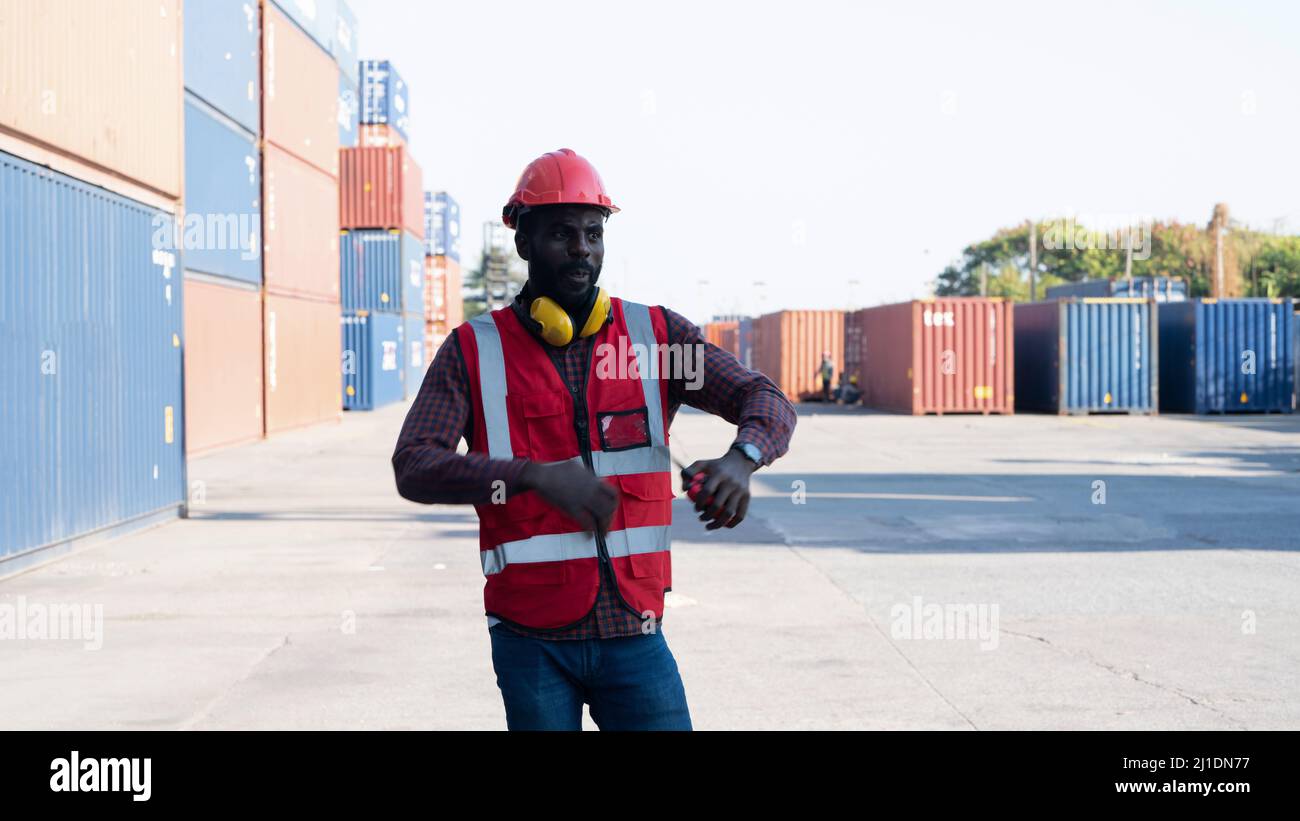 Il lavoratore del contenitore di carico si inchina al porto di carico Foto Stock