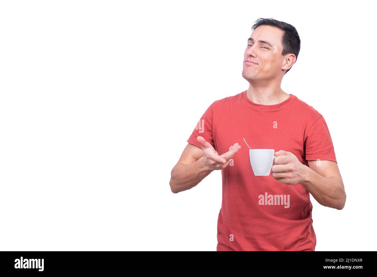 Uomo soddisfatto con tazza di caffè in studio Foto Stock