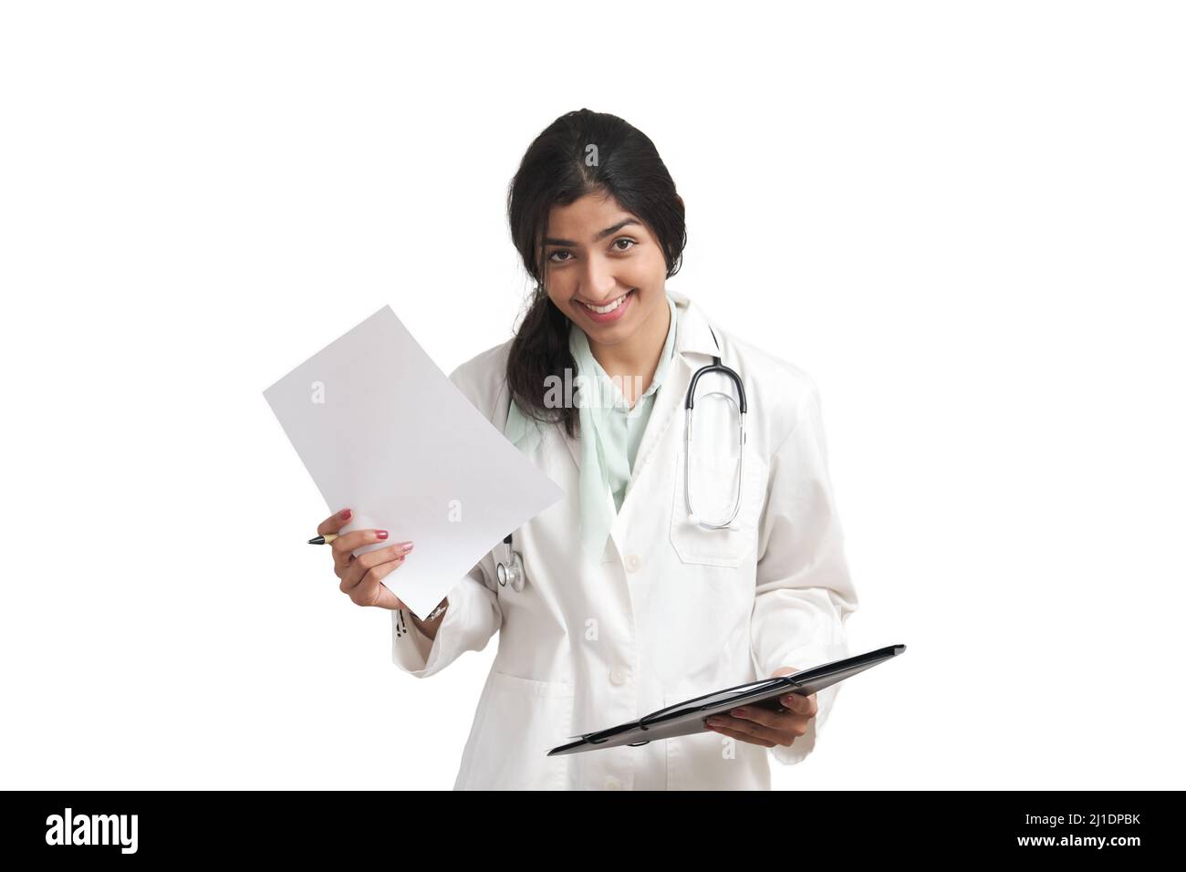 Giovane medico venezuelano in possesso di un rapporto medico, isolato. Foto Stock