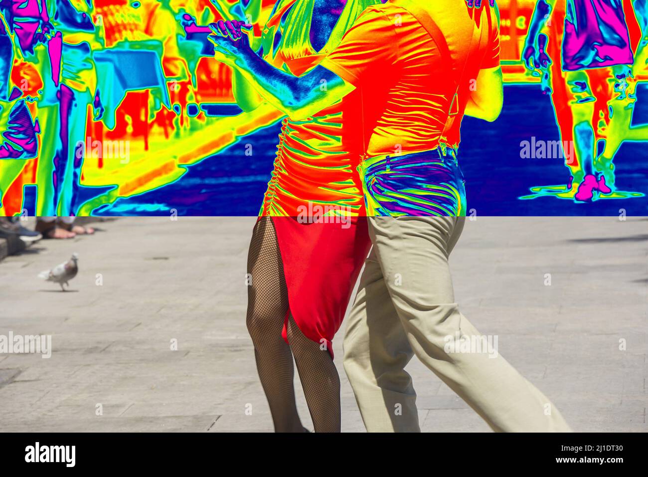 Immagine termica e reale dei ballerini di strada che eseguono il tango Foto Stock
