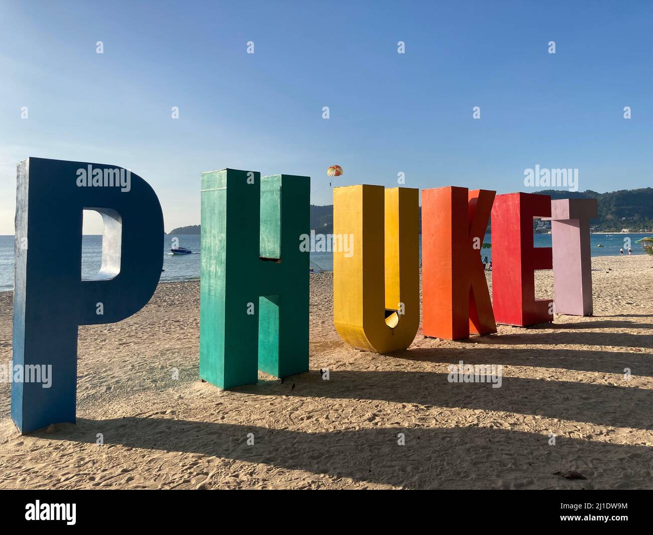 Patong, Tailandia. 17th Mar 2022. Scrivere 'Phuket' sulla spiaggia di Patong. Nel 2021, Phuket è stata la prima destinazione nel sud-est asiatico a consentire di nuovo vacanze senza quarantena. La Thailandia prevede di allentare ulteriormente le regole di ingresso per i turisti vaccinati dualmente, probabilmente a partire da giugno. Credit: Carola Frentzen/dpa/Alamy Live News Foto Stock