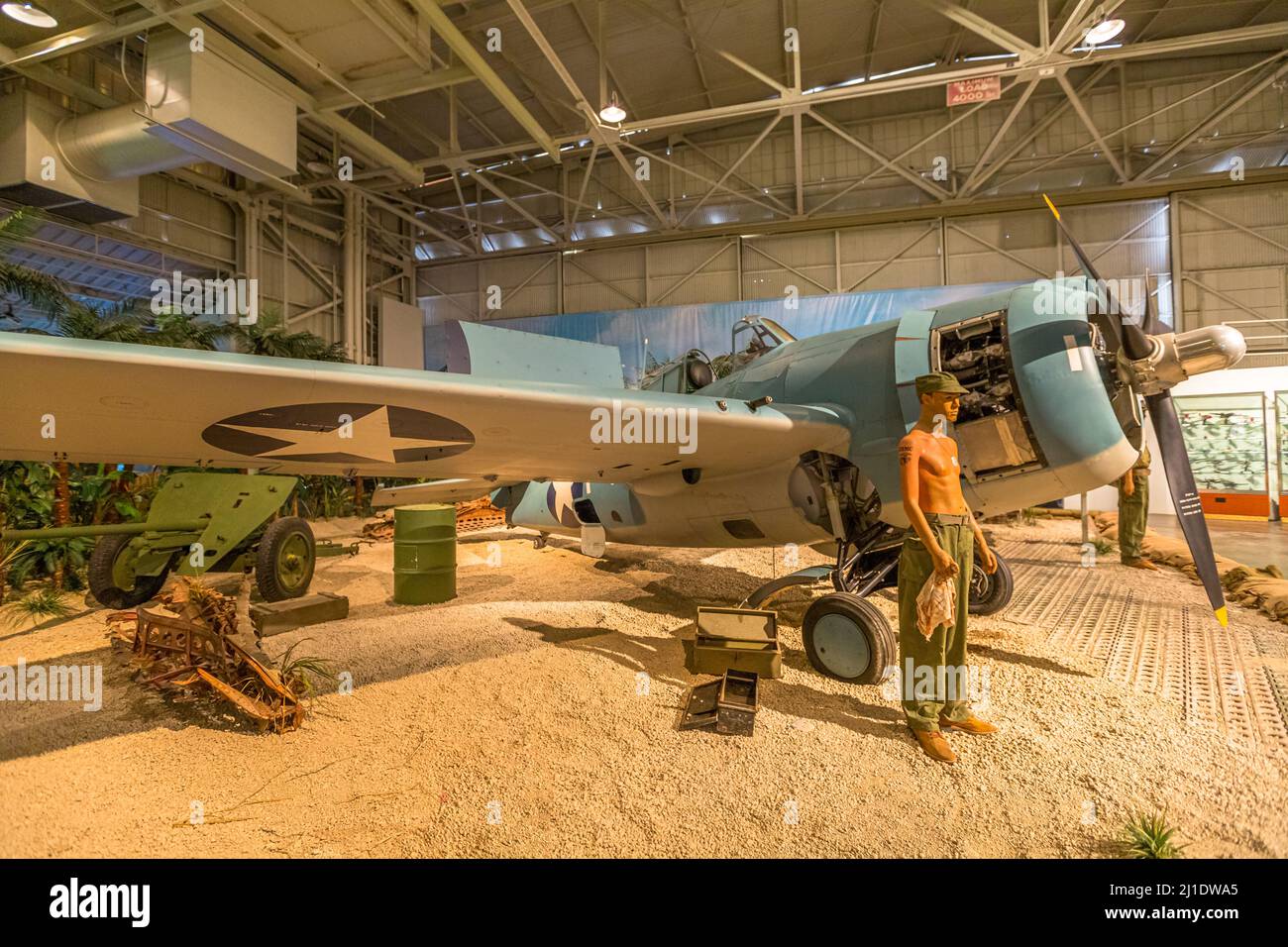 Honolulu, Oahu, Hawaii, Stati Uniti -Agosto 2016: Pilota marino americano con Grumman F4F-3 Wildcat Fighter di 1942 a Hangar 37 del Pearl Harbor Foto Stock