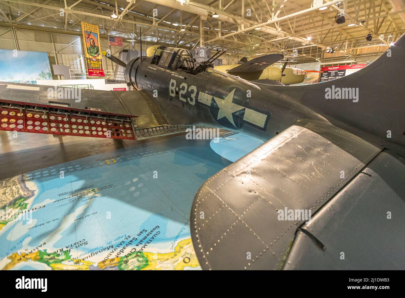 Honolulu, Oahu, Hawaii, Stati Uniti d'America - Agosto 2016: American US Air Force Aircraft Douglas SBD Dauntless Dive Bomber di 1940 in Hangar 37 del Foto Stock